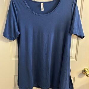 Women's Blue LuLaRoe short sleeve Top w/wide side slit bottom
